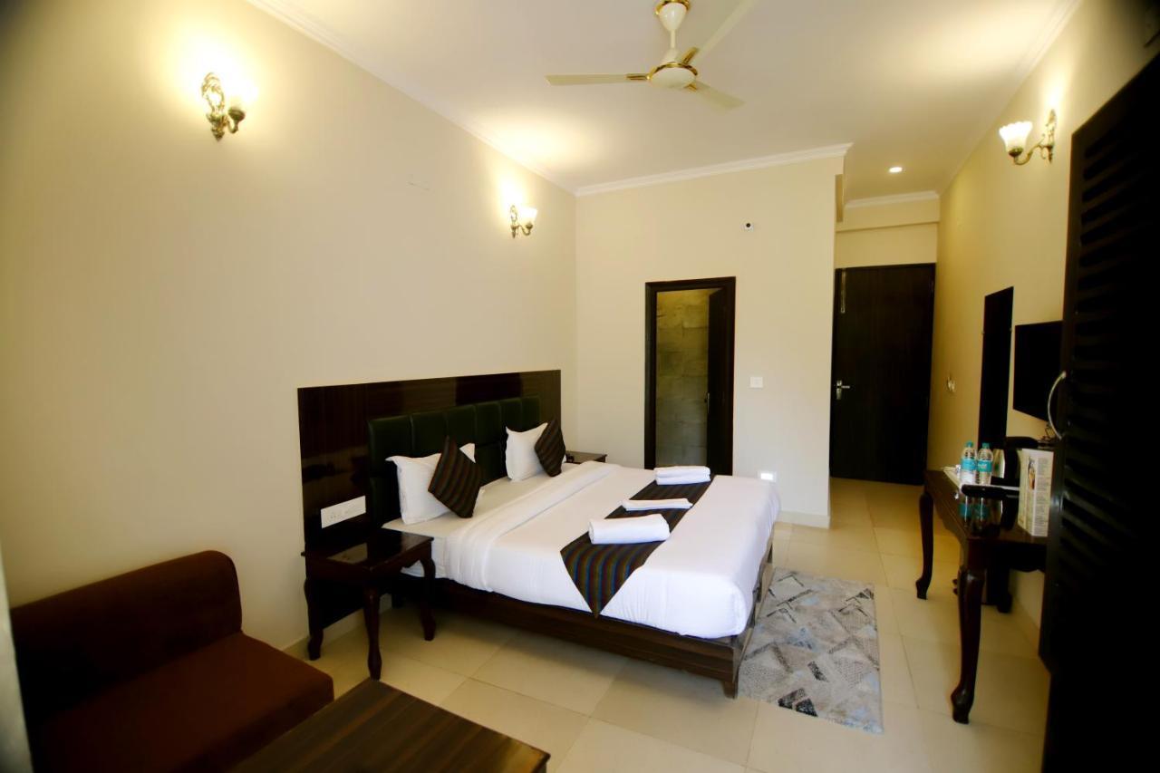 Hôtel Rishikesh Grand Extérieur photo