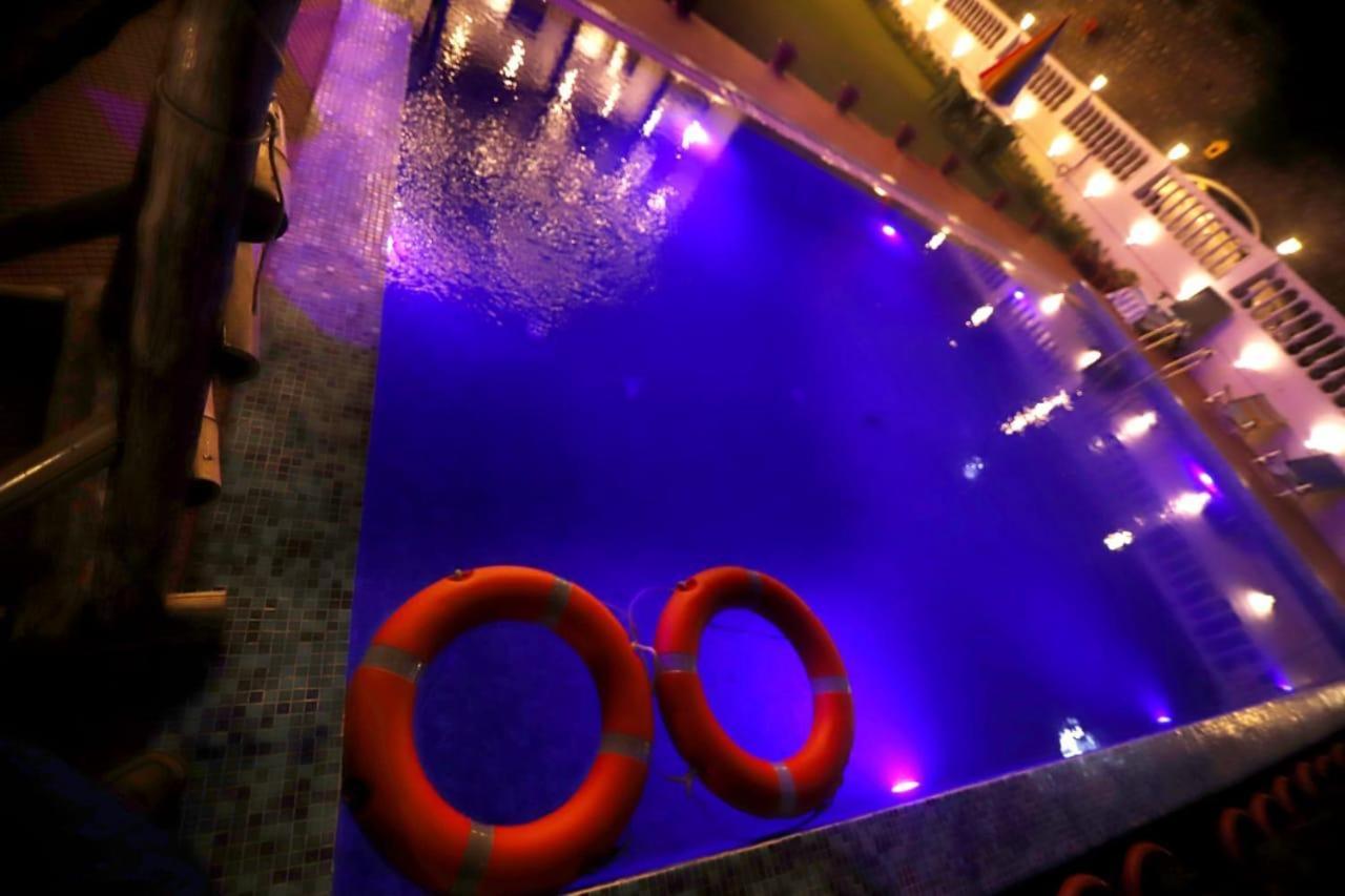 Hôtel Rishikesh Grand Extérieur photo
