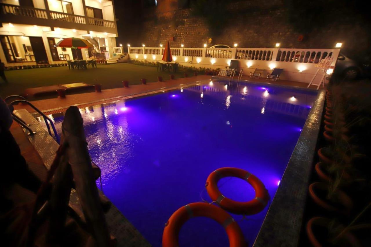 Hôtel Rishikesh Grand Extérieur photo