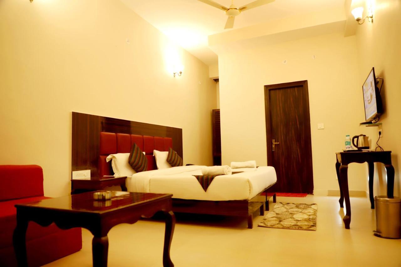 Hôtel Rishikesh Grand Extérieur photo