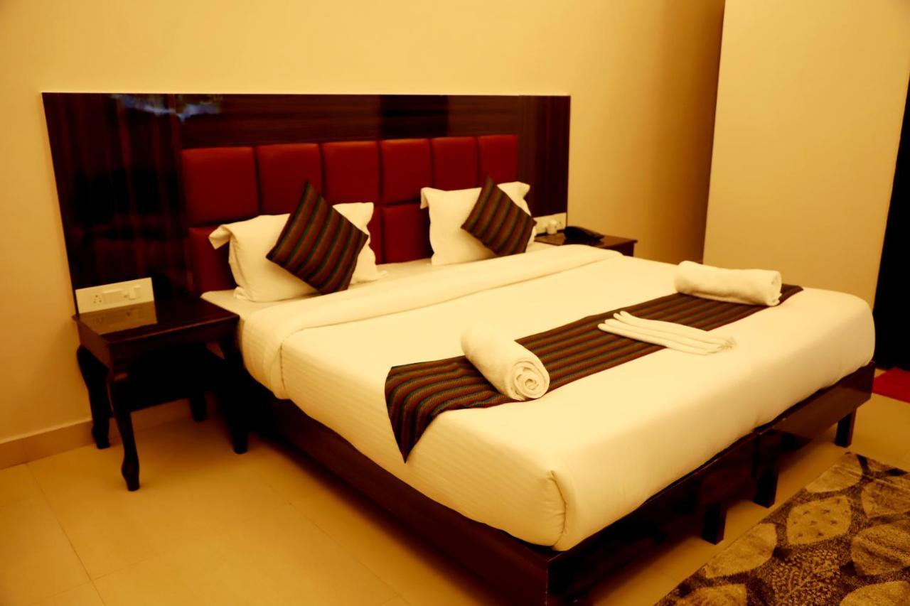 Hôtel Rishikesh Grand Extérieur photo