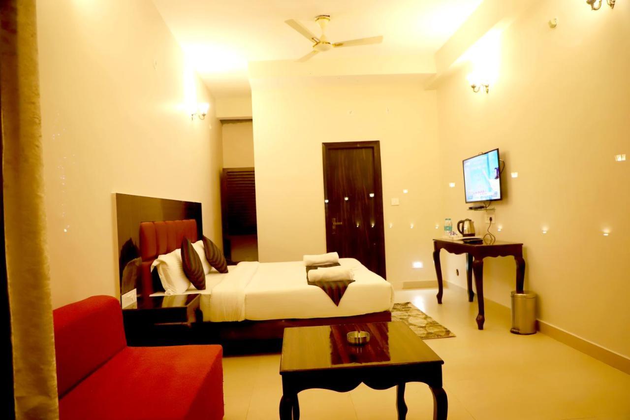 Hôtel Rishikesh Grand Extérieur photo